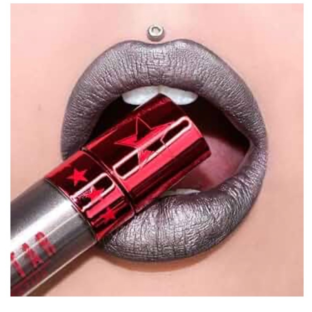 ONE IN STOCK | NIB‼️ JEFFREE STAR VELOUR LIQUID LIPSTICK (RESTRAINTS)